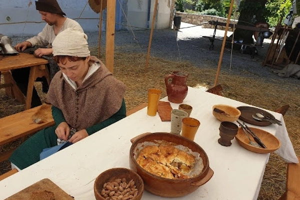 La vie sur camp, activité de couture, réparation, cuisine
